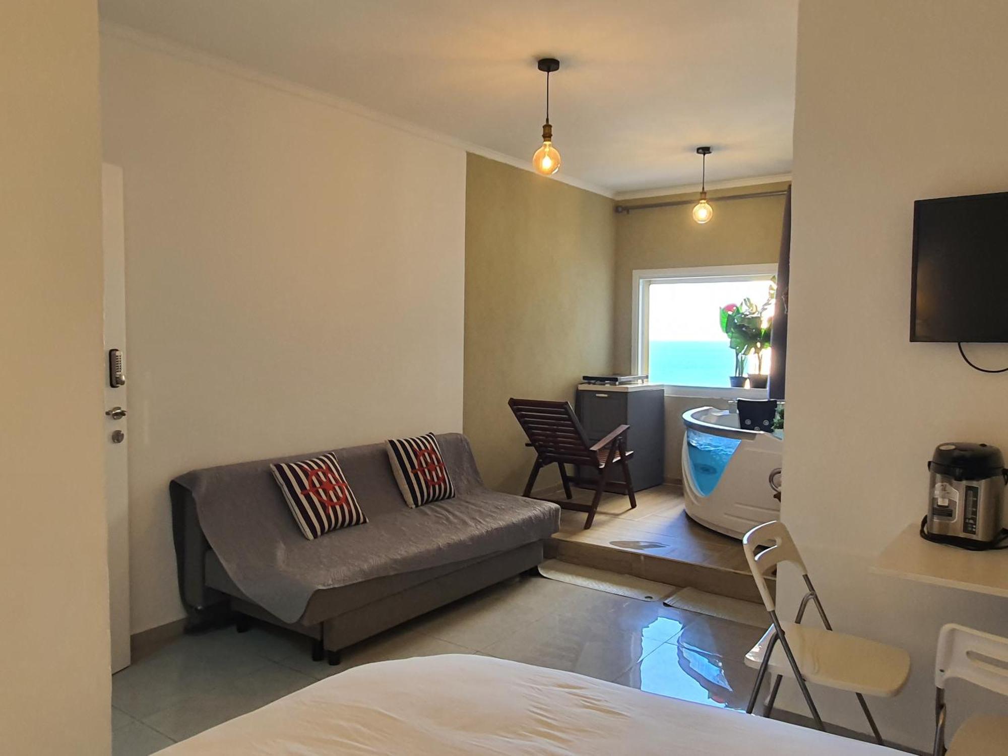 Magic On The Sea-Suites With A Private Jacuzzi And A Private Sea View Нетанья Номер фото